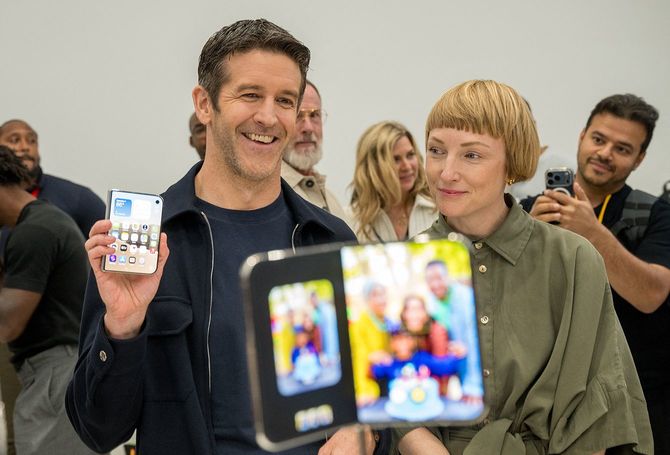 アップルのCEOジョン・ターナス、工業デザイン担当副社長モリー・アンダーソン