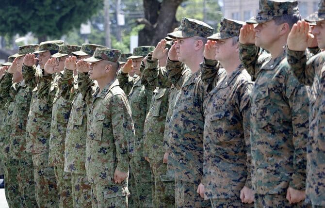 実動訓練「レゾリュート・ドラゴン」の開始式に臨む陸上自衛隊(奥)と米海兵隊の隊員ら=2024年7月28日午前、熊本市の陸自健軍駐屯地