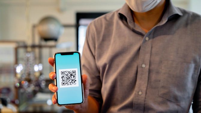 QRコードで非接触決済を行う男性