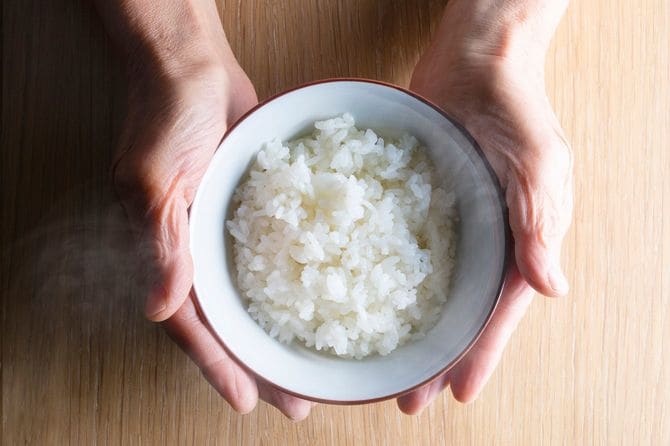 お椀によそった白いごはん