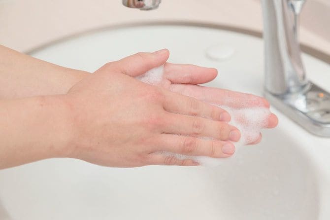 手のひらをこすり合わせよく泡立てる