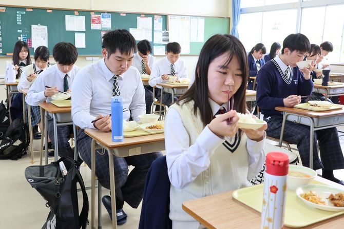 希望生徒に無料で提供される高田高校の給食
