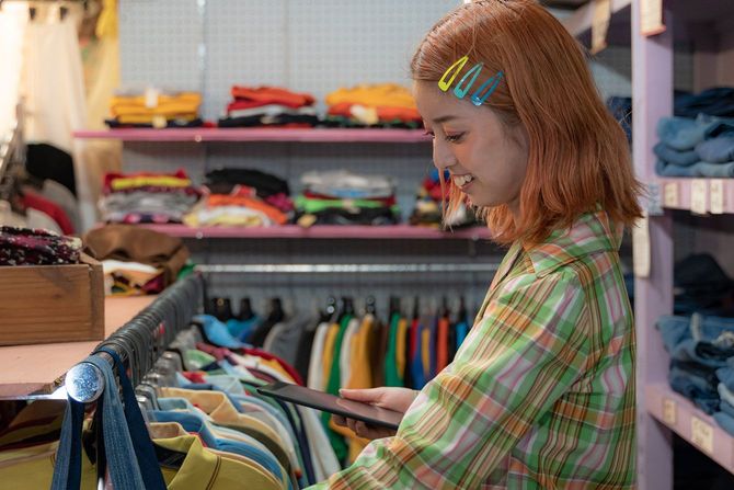 古着屋で働く女性