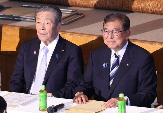 自民党両院議員懇談会に臨む石破茂首相(右、党総裁)と森山裕幹事長=2025年7月28日、東京・永田町の同党本部