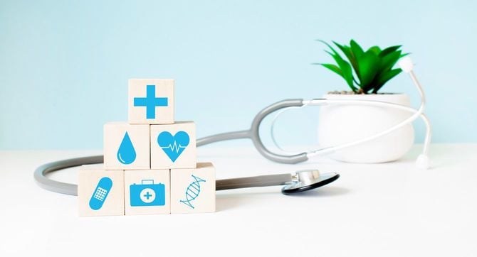 木製ブロックに医療をモチーフにした絵柄