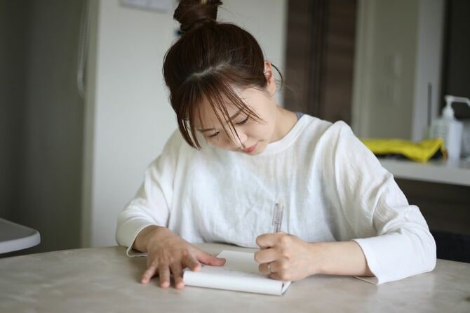 手紙を書く婦人