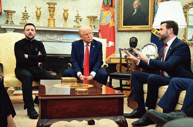 米ウクライナ首脳会談に臨むトランプ米大統領(中央)とヴァンス副大統領(右)、ウクライナのゼレンスキー大統領。