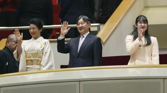 大相撲初場所を観戦のため、両国国技館を訪問された天皇、皇后両陛下と長女愛子さま=2020年1月25日午後、東京都墨田区