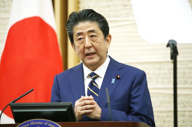 新型コロナウイルスに関する緊急事態宣言を発令し、記者会見する安倍晋三首相