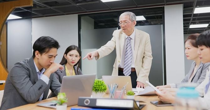 会社のビジネスグループ会議