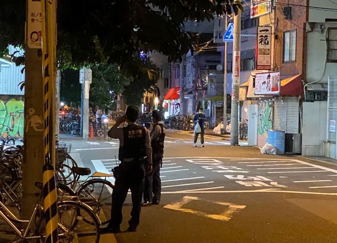 西成では、夜になると多数の警官が巡回をはじめる。