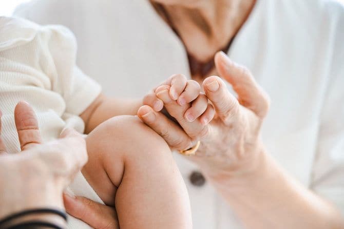 乳児をあやす人たち