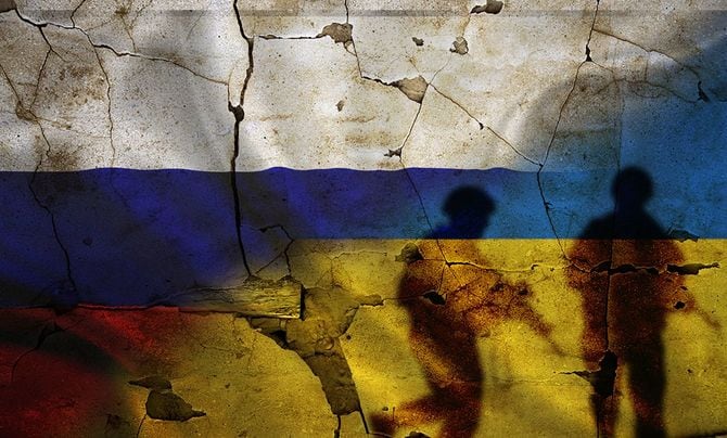 ひびの入った壁のロシア対ウクライナの旗