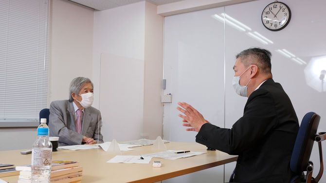 ジャーナリストの田原総一朗さん(左)と京都大学大学院の藤井聡教授(右)