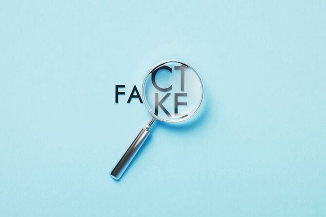FakeとFact、語尾の2字で真逆になる