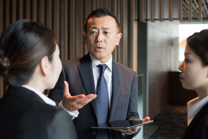 スタッフの話を聞くリーダー