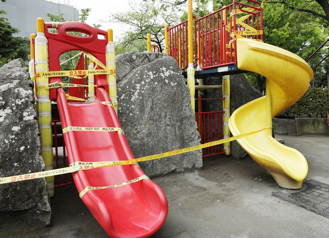 立ち入り禁止のテープが巻かれた公園の遊具=2020年4月21日、東京都荒川区