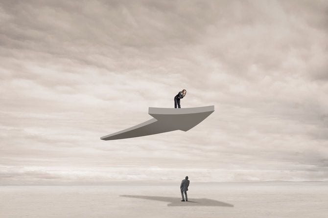 大きな矢印に乗った女性がポケットに手を突っ込んだ男性を見下ろしている