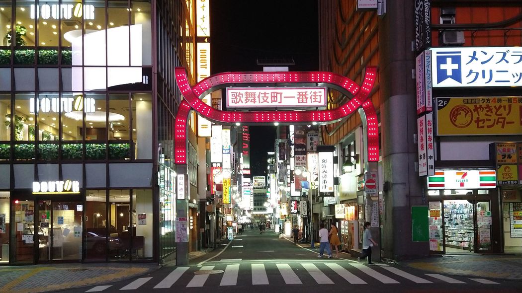 第4次韓流ブームで大盛況の新大久保と小池百合子が殴り殺した隣の新宿歌舞伎町 道を一本挟んで雲泥の差