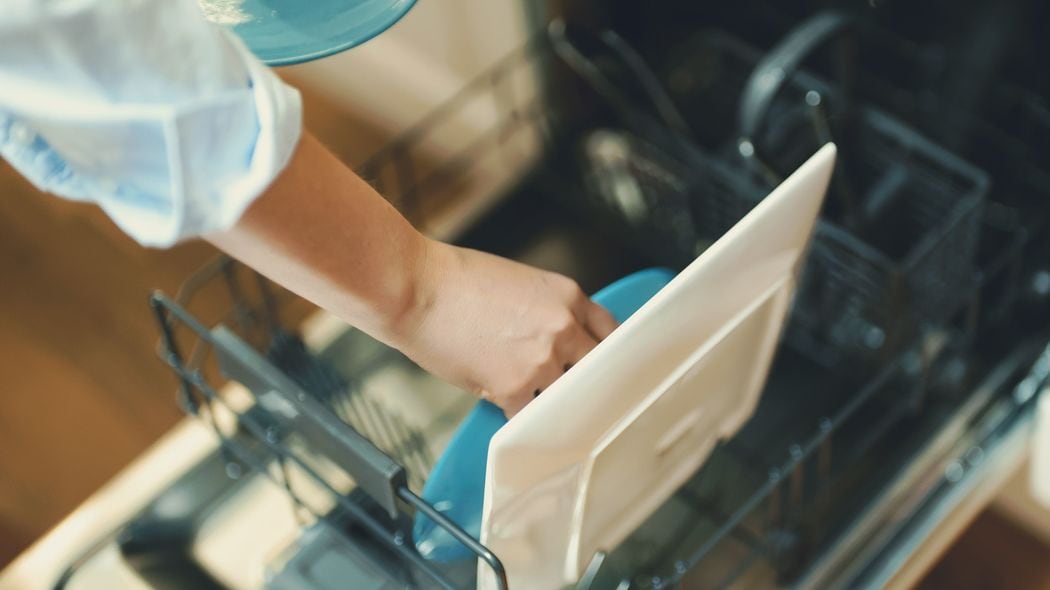 日本のキッチン導入率はわずか37.3%…子育て期の家事が断然ラクになるのになぜか普及しない家電製品の名前 誰がこんな使い勝手の悪い台所を放置したのか