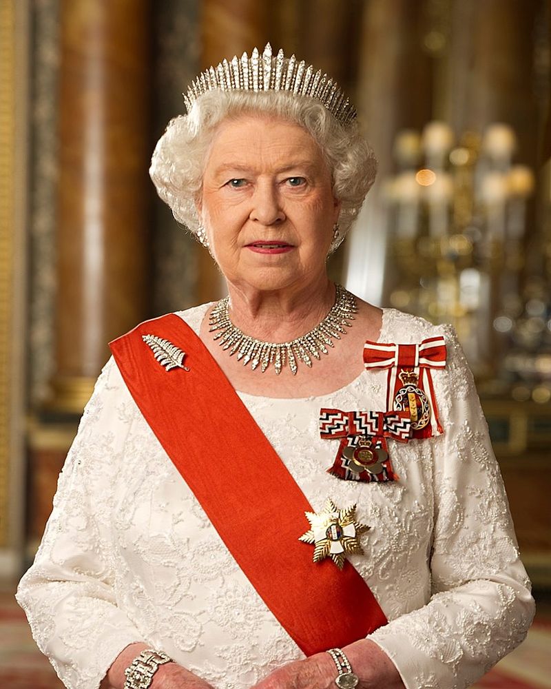 エリザベス二世女王陛下。2011年撮影、2012年公開の公式ポートレート