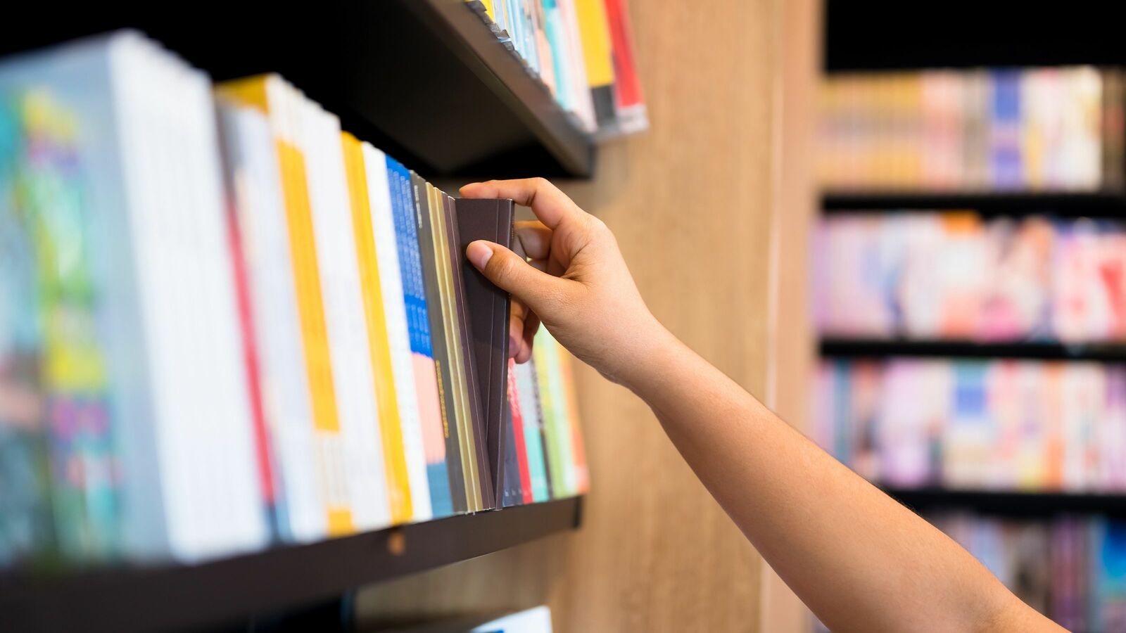 ｢売れない本を置いている本屋が選ばれる｣ベテラン書店員がたどり着いた"棚づくり"の極意 専門書のラインナップが客の｢信頼感｣を左右する