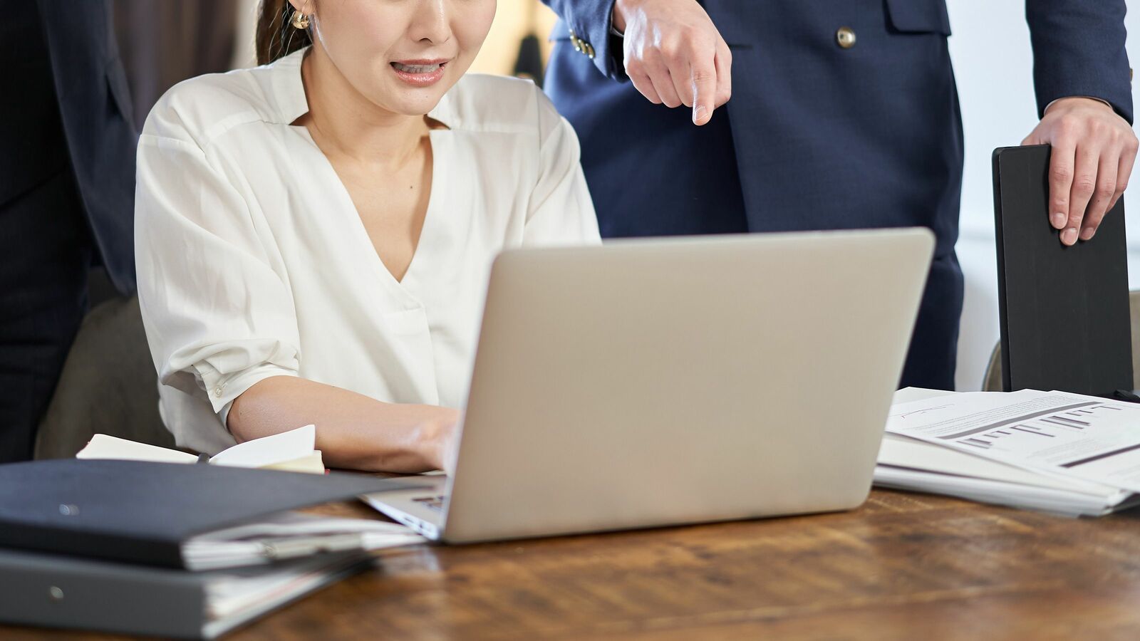 ｢あれをやったら次はこれね｣細かいことをいちいち指示してくる"過干渉上司"を一発で黙らせる撃退フレーズ ｢本件に関しては明日の3時に報告します｣と先手を打つ