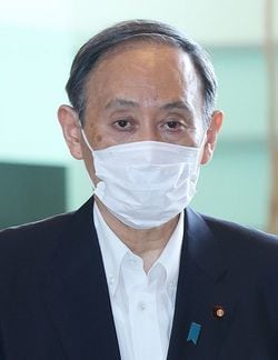 首相官邸に入る菅義偉首相