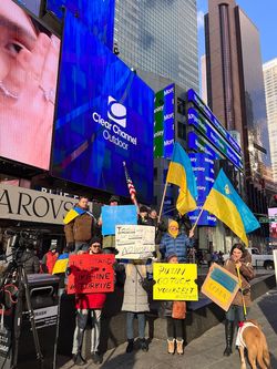 NYのタイムズスクエア周辺で行われたロシアによるウクライナ軍事侵攻に抗議する人々