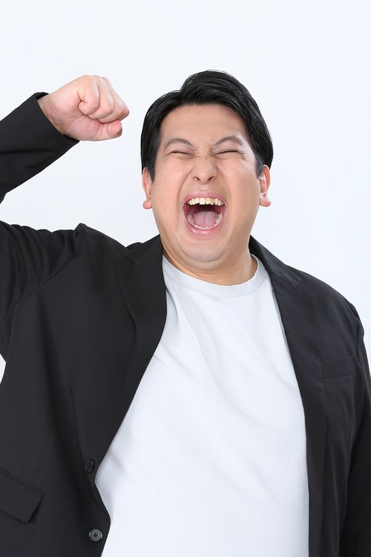 小説家デビューを果たしたお笑い芸人レインボー・ジャンボたかお