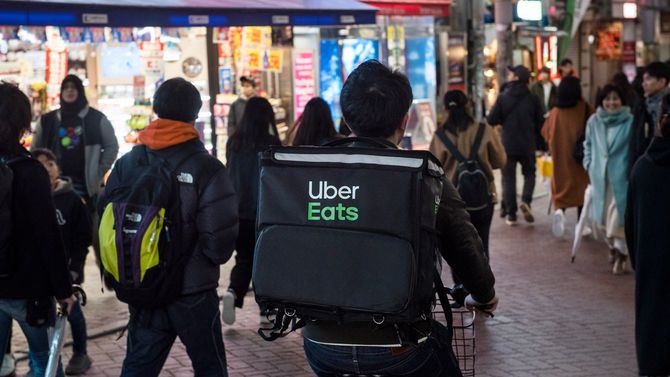 アメリカのライドシェアリング企業Uberが開始したフードデリバリー、Uber EATS（ウーバーイーツ）のリュックを背負い、自転車で配達する人は東京でも見かける