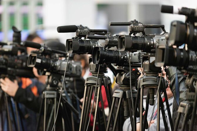 たくさんの報道カメラ