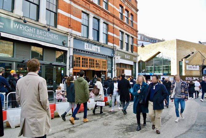 散歩や持ち帰り営業だけが許されていた昨年の厳しいロックダウン中の光景。ロンドンのフードマーケットは大にぎわいした観光スポットの一つ。