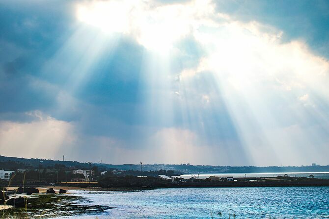 沖縄の海に降る日光