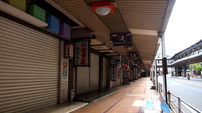 人けもなく、シャッターが下ろされたままの、箱根湯本駅前の商店街。
