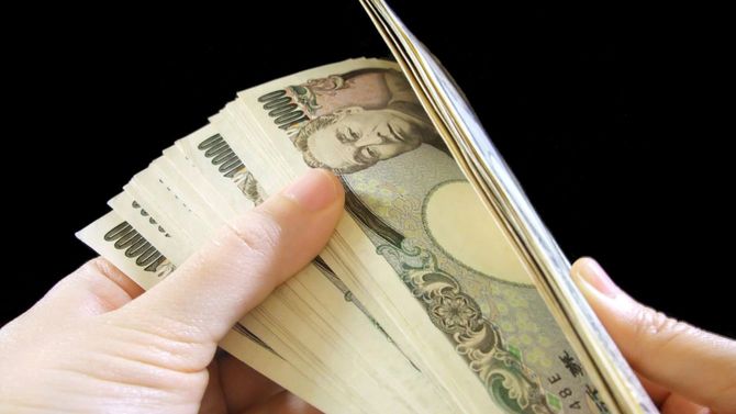 一万円札を数える手元