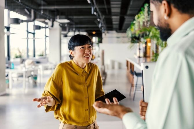 激しい対立を抱える同僚たち