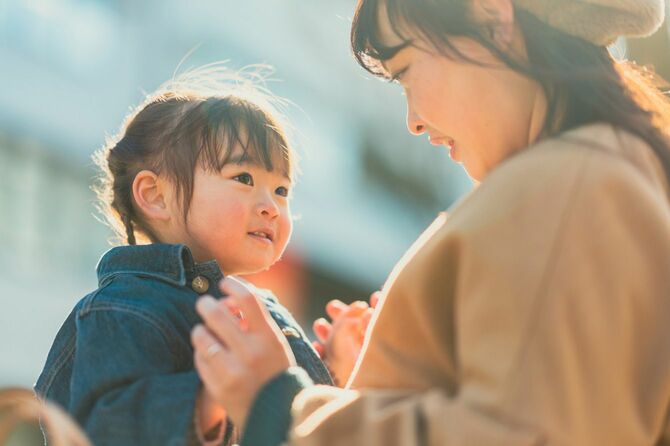 ベンチに座る母子