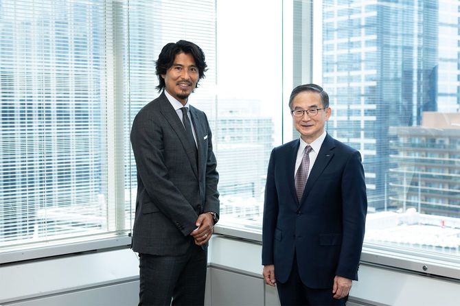 元サッカー日本代表の中澤佑二氏(左)とイーオン社長の三宅義和氏(右)