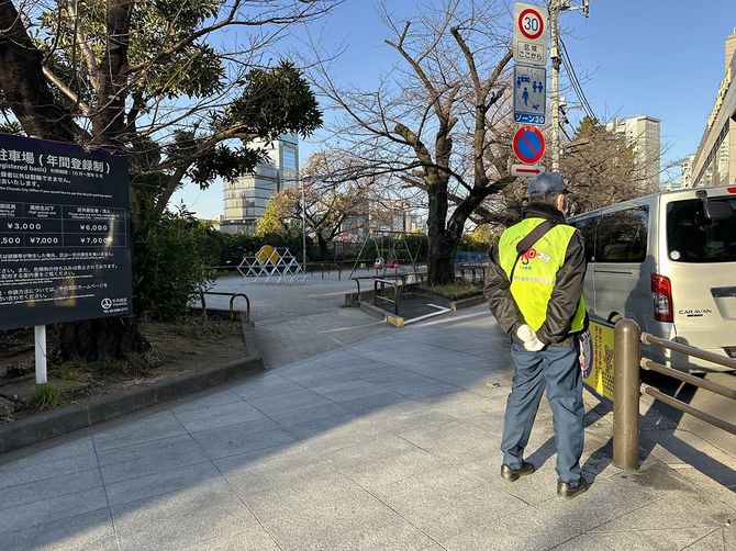 市ヶ谷駅前の公園。路上喫煙の指導員が立っていた