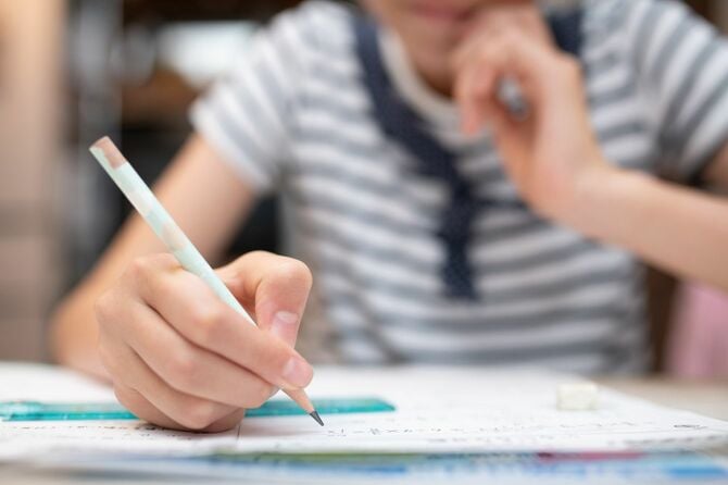 家で勉強している女の子の手