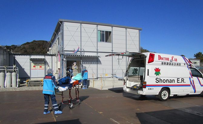 湘南鎌倉総合病院の「転院搬送」の様子。スタッフはPPEを身につけている。