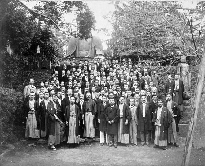 講師会（教職員。上野精養軒門前。127名）、早稲田大学写真データベース（原版）資料番号B046-06＝推定撮影日：1904（明治37）年9月11日。下段中央の左に顔を向けている小泉八雲。『早稲田学報』107号に使われたこの写真には、「講師　小泉　雲」と記載