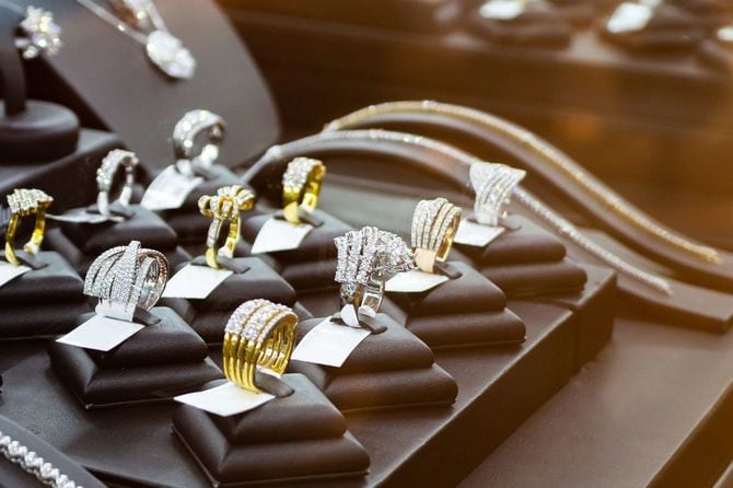 ショーケースに並べられたジュエリーリング