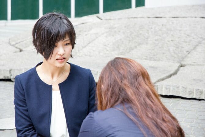 ショックを受ける女性