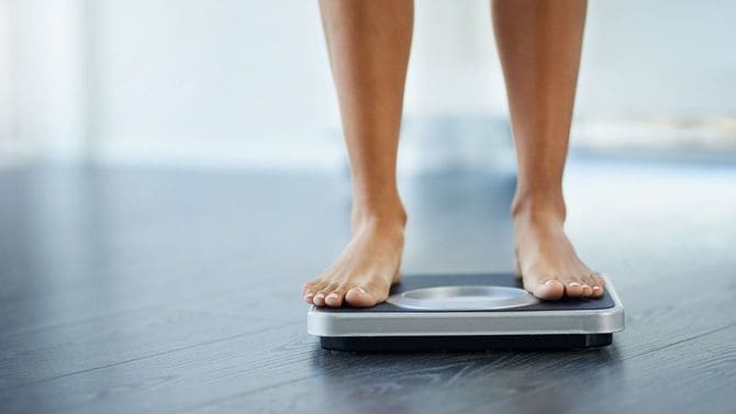 体重計にのる女性の足元