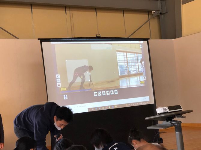 大きなモニタで解説