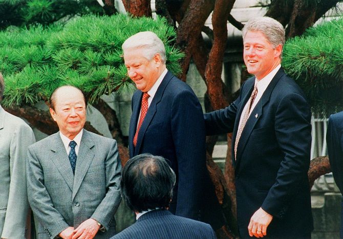 クリントン米大統領と共に写真撮影に向かうエリツィン、ロシア大統領。左は宮沢首相=1993年7月9日、東京、元赤坂の迎賓館(代表撮影)「東京サミット」