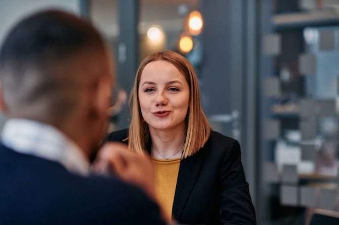 議論をリードするビジネスウーマン