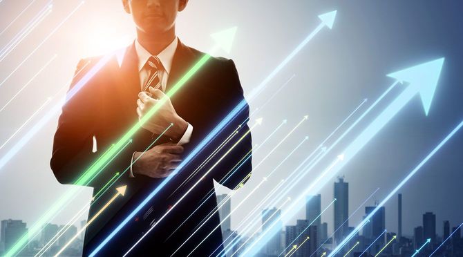 ビジネスマンとたくさんの上向きの矢印